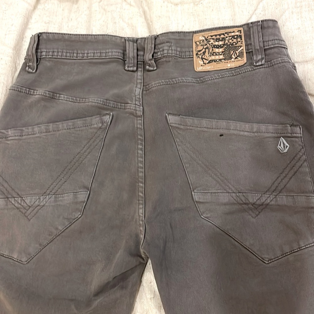 Volcom Mens size 30 distressed jeans Gray-beige color